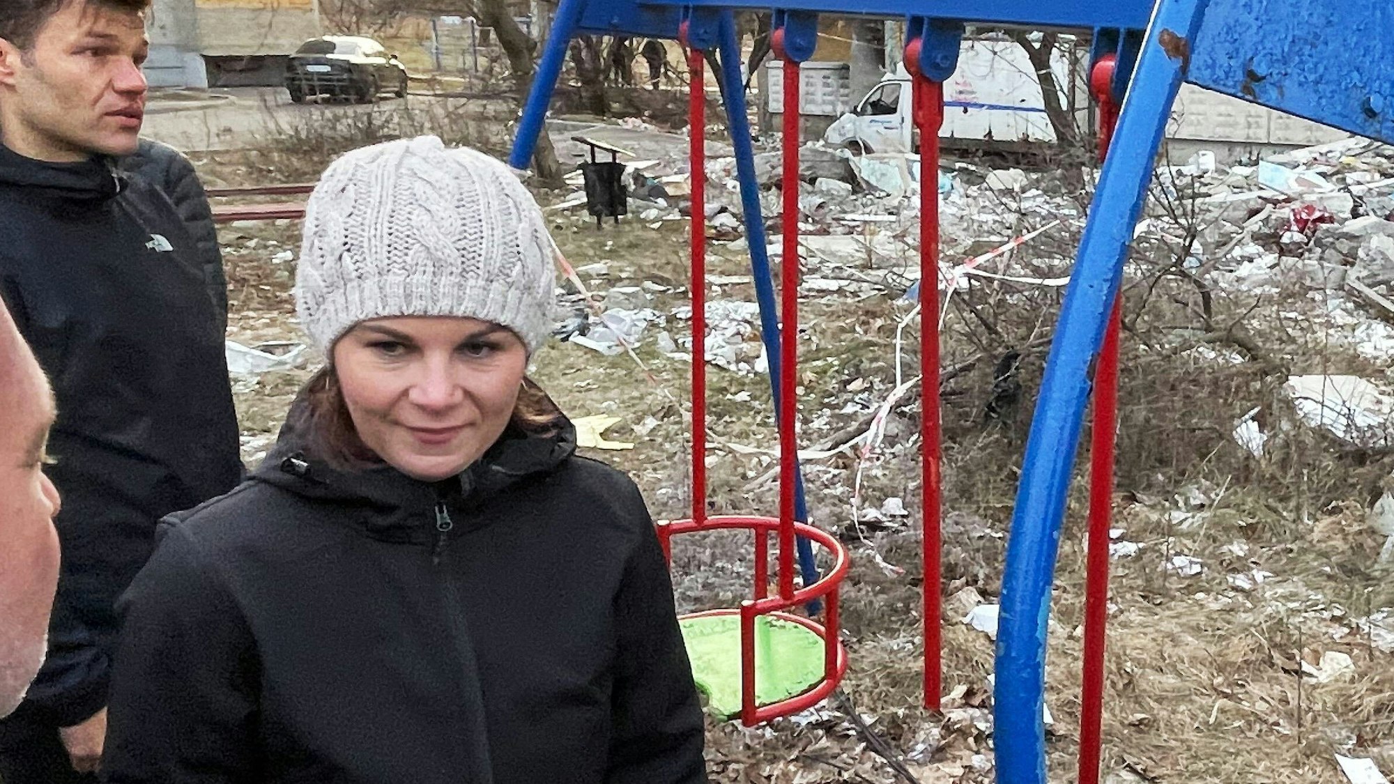 Außenministerin Annalena Baerbock (Bündnis 90/Die Grünen, r.) während ihrer Reise in die Ostukraine neben dem Bürgermeister von Charkiw, Ihor Terechow (l.)