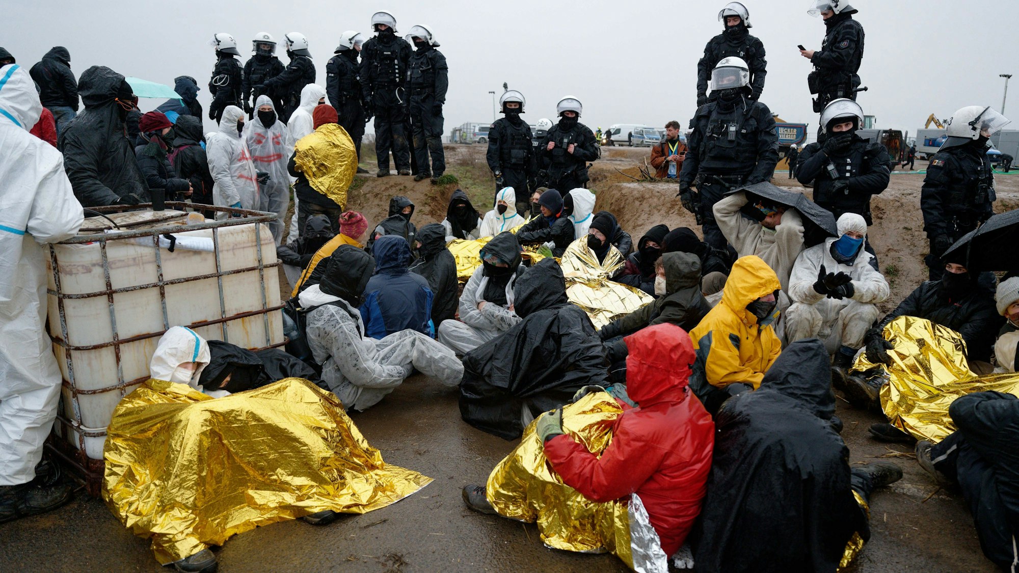 Aktivisten harren bei strömenden Regen am Rand von Lützerath aus. Lützerath soll zur Erweiterung des Braunkohletagebaus Garzweiler II abgebaggert werden.