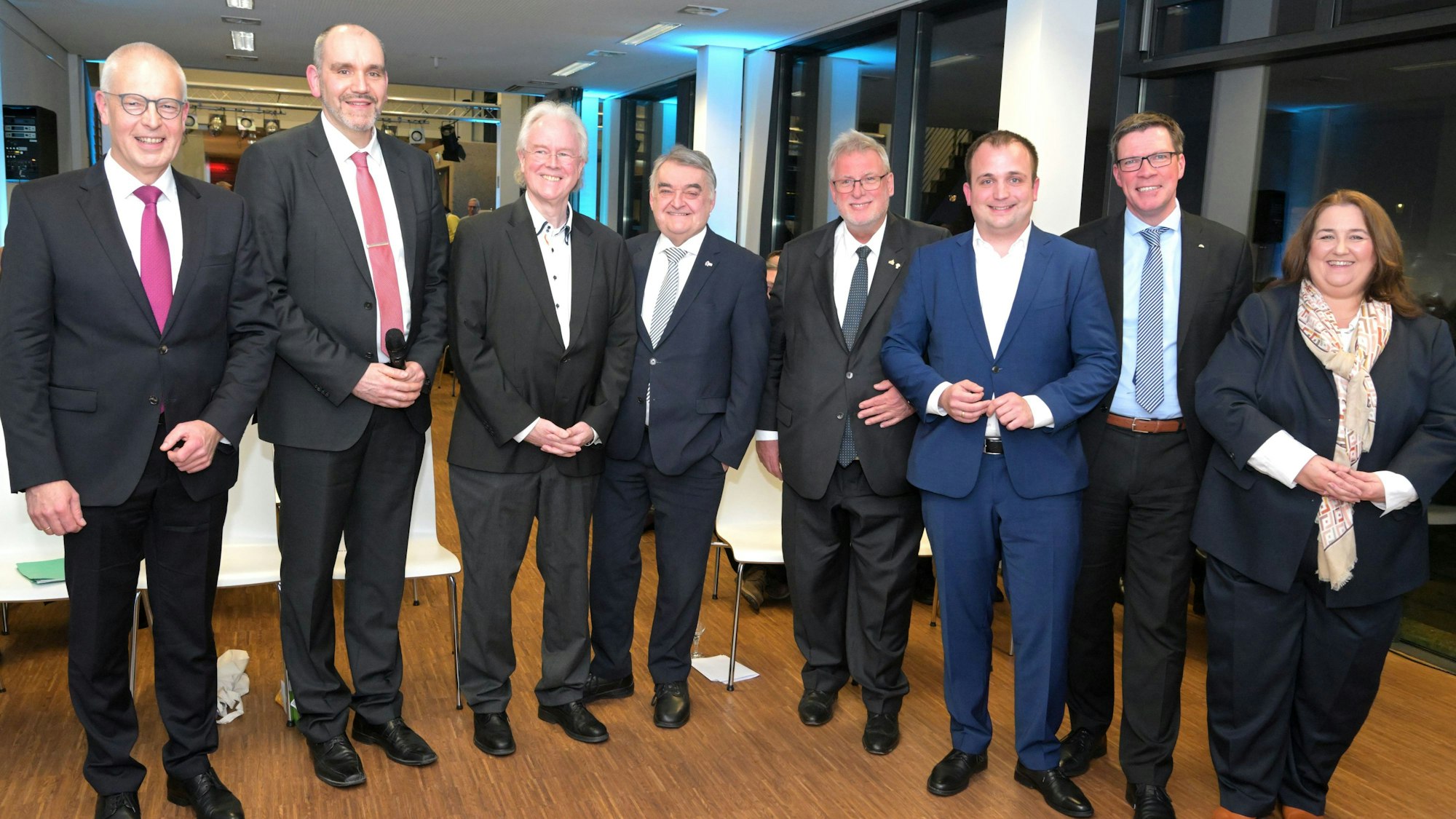 CDU-Politiker stehen in einer Reihe und blicken in die Kamera.