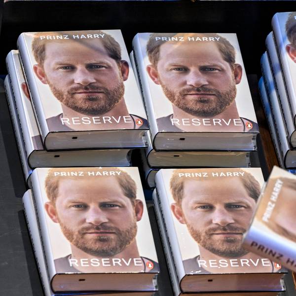 Einige Exemplare der Biografie von Prinz Harry liegen zum Verkauf bereit. Auf dem Umschlag ist ein Porträt von Prinz Harry zu sehen, darunter steht der deutsche Titel des Buches: "Reserve".