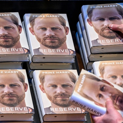 Einige Exemplare der Biografie von Prinz Harry liegen zum Verkauf bereit. Auf dem Umschlag ist ein Porträt von Prinz Harry zu sehen, darunter steht der deutsche Titel des Buches: "Reserve".