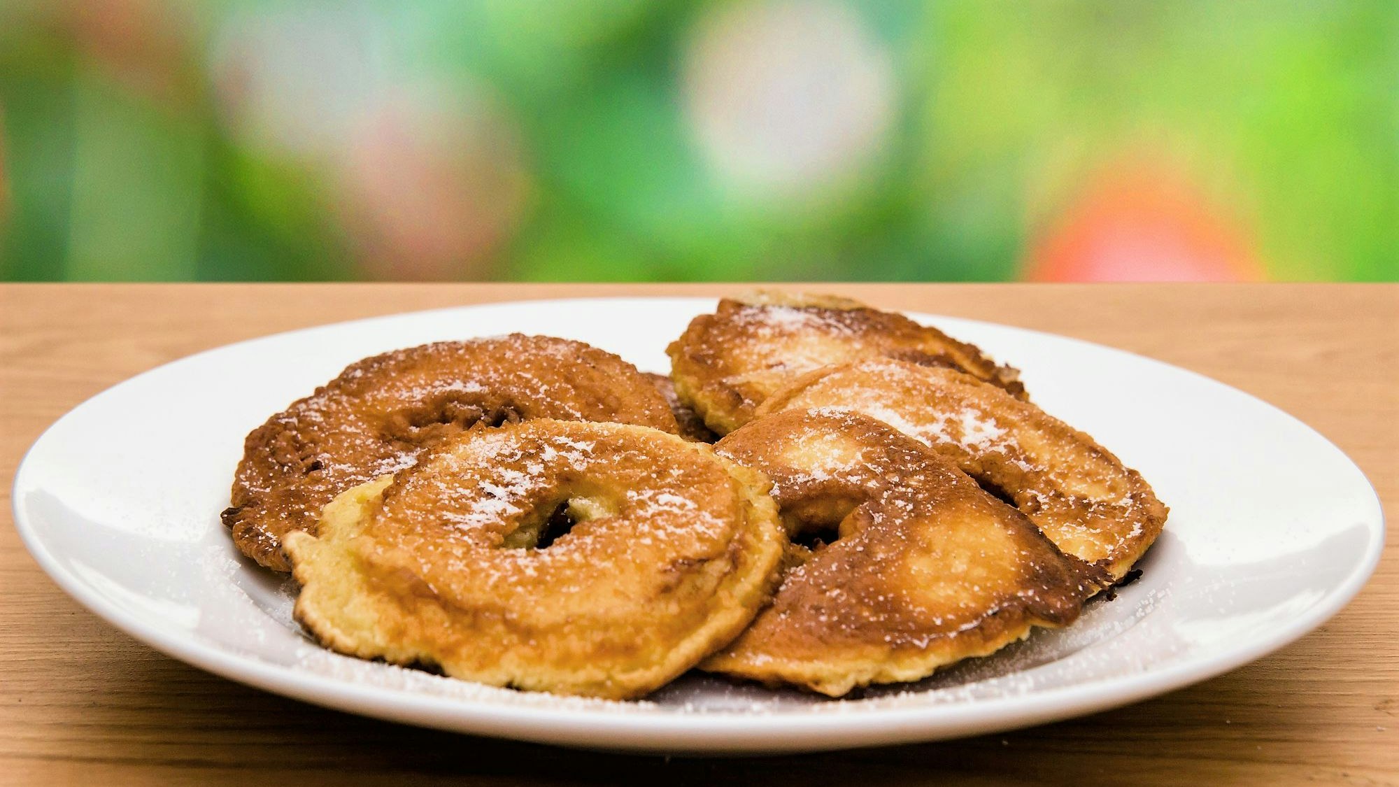 Apfelküchlein frittiert mit Zimt und Zucker