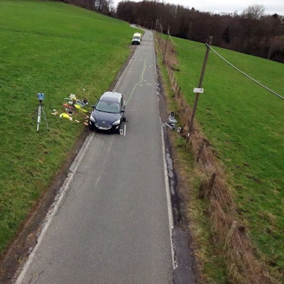 Ermittler der Polizei sichern Spuren rund um einen dunklen Ford, der einen Fußgänger tödlich erfasst hat.