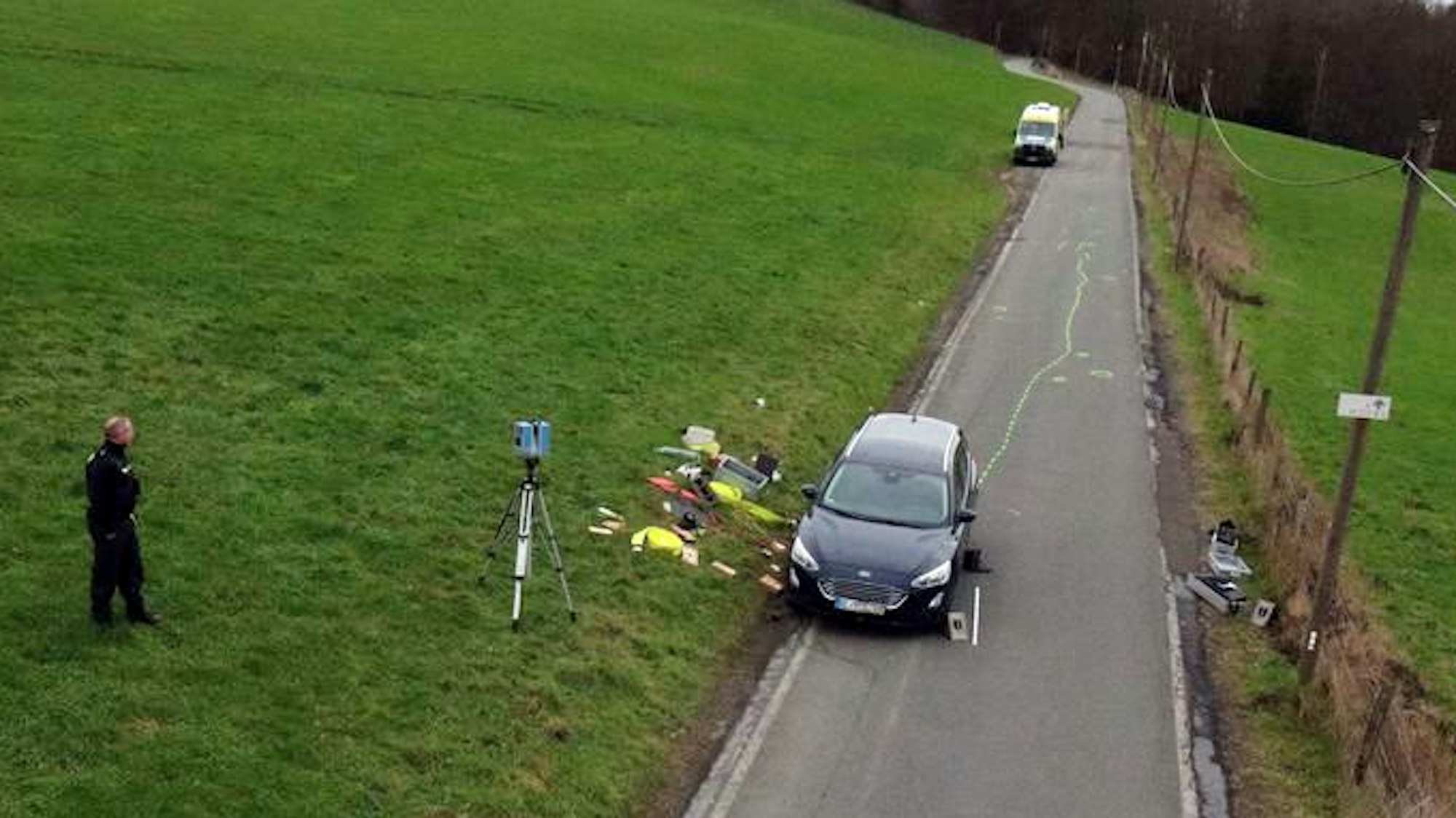 Ermittler der Polizei sichern Spuren rund um einen dunklen Ford, der einen Fußgänger tödlich erfasst hat.