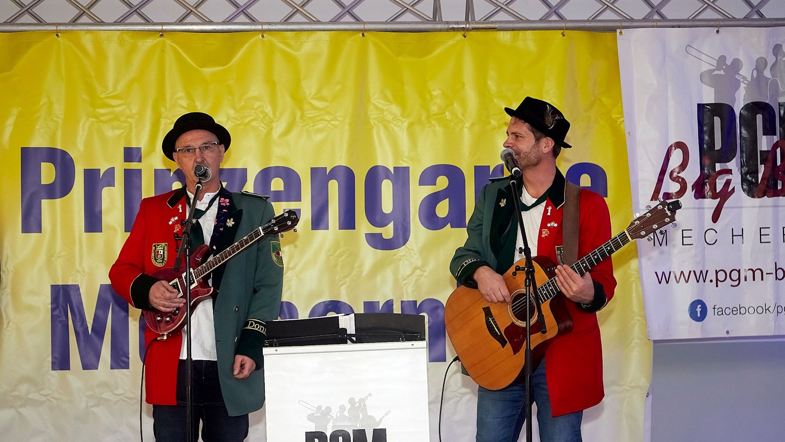 Die zwei Musiker mit ihren Gitarren auf der Bühne.