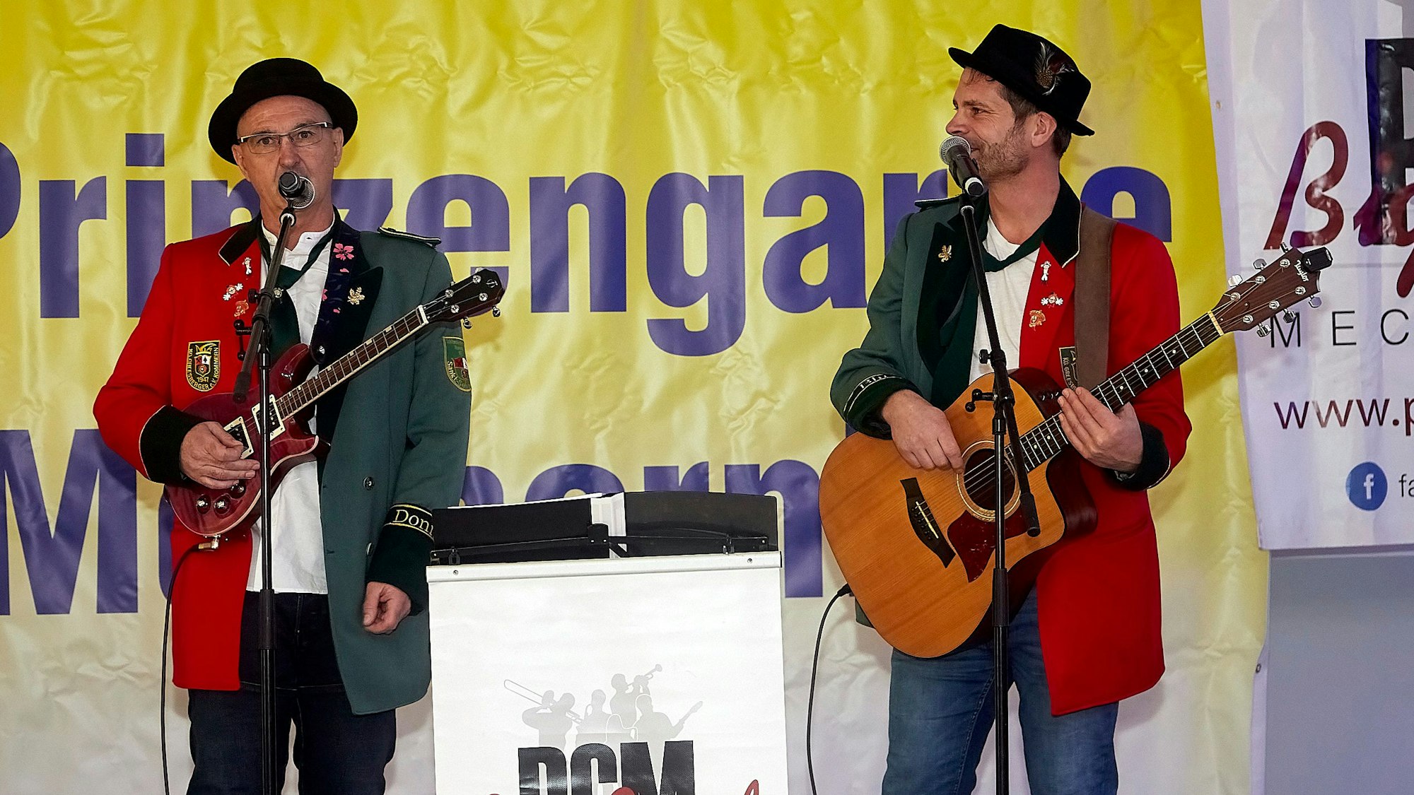 Die zwei Musiker mit ihren Gitarren auf der Bühne.