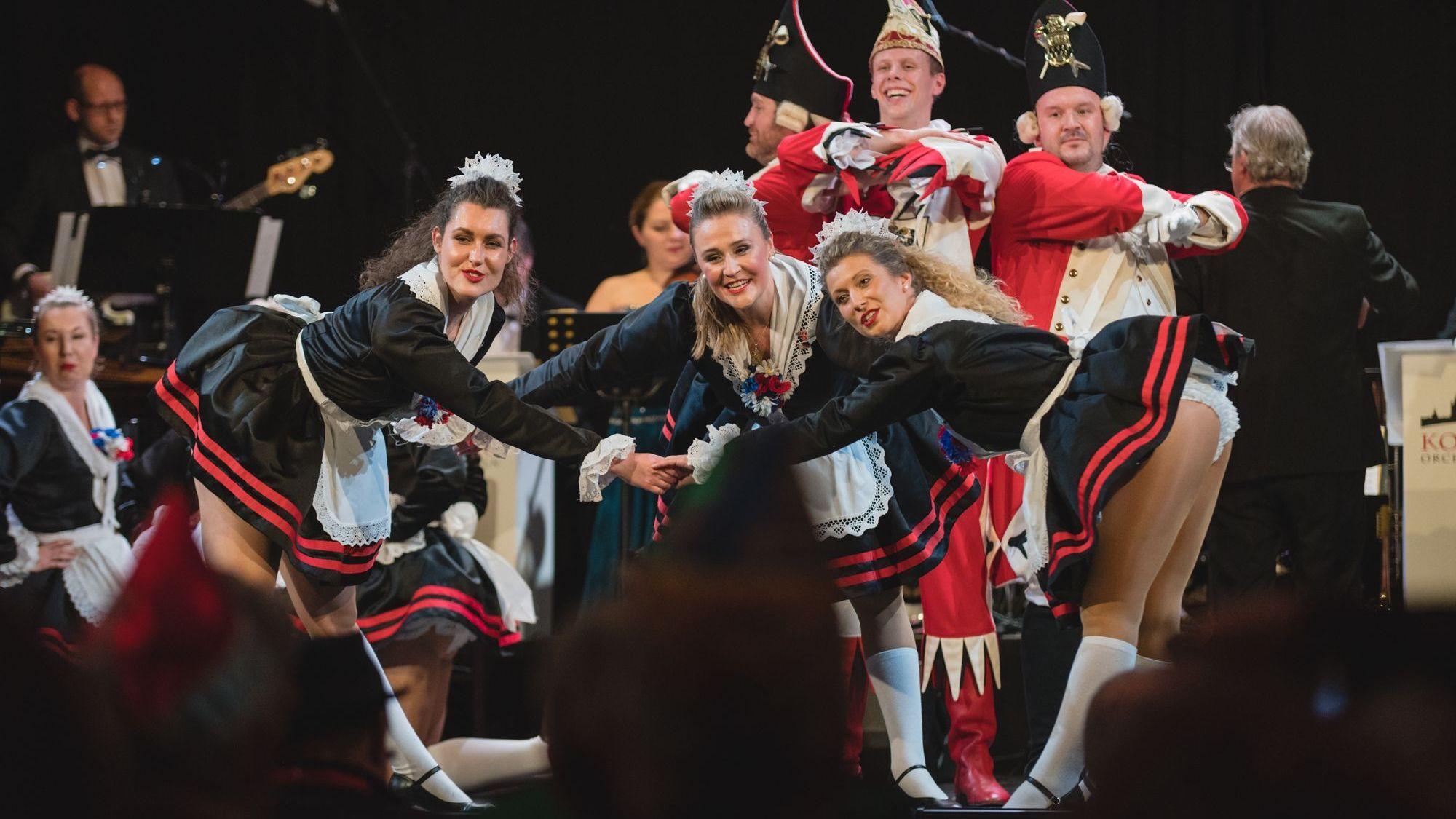Die Tanzgruppe der Helligen Knäächte un Mädgde bei ihrem Auftritt in der Volksbühne.