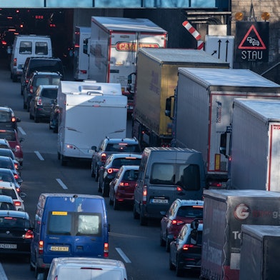 Fahrzeuge stauen sich auf einer Autobahn.