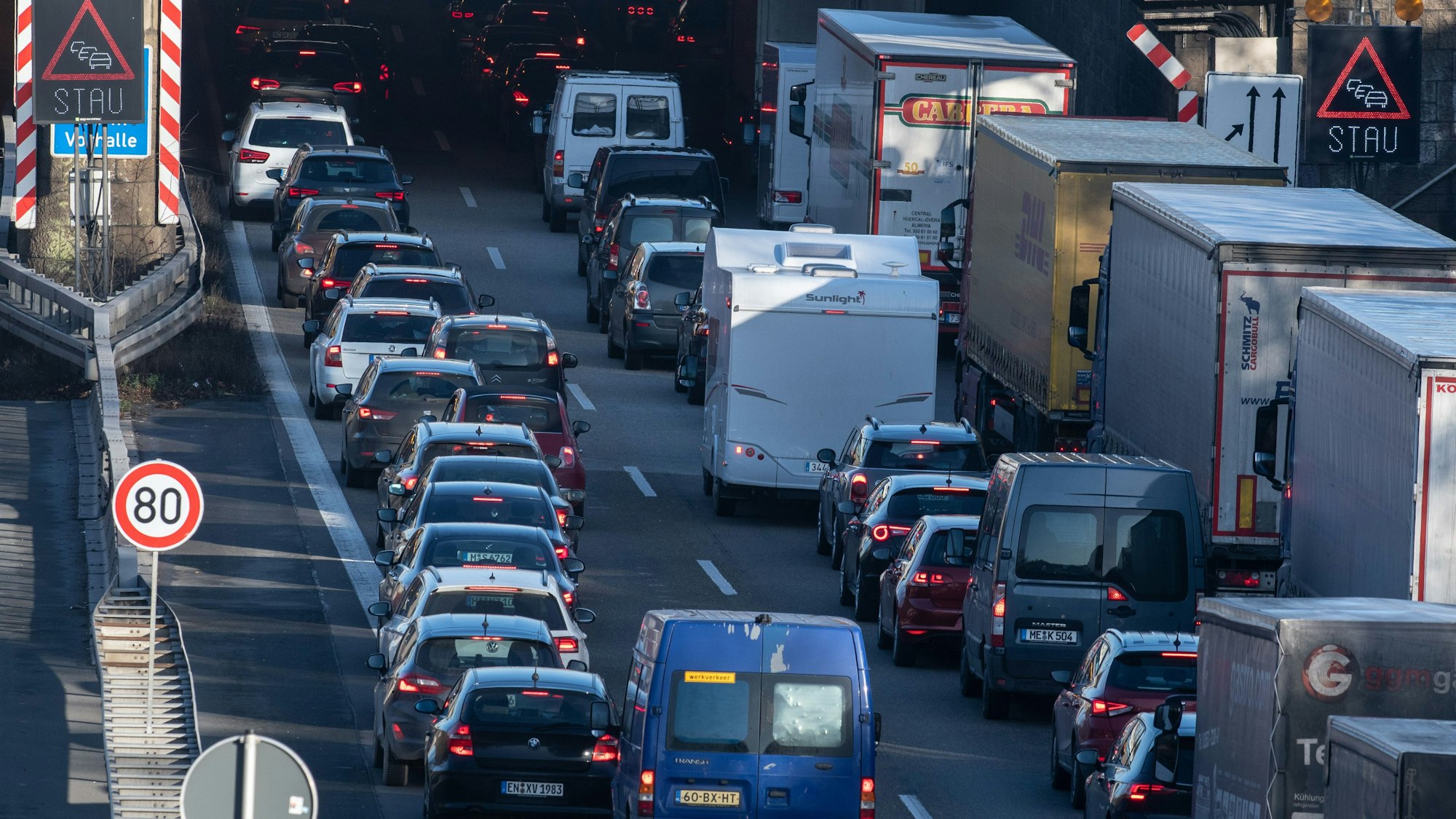 Fahrzeuge stauen sich bei Hagen auf der A1.