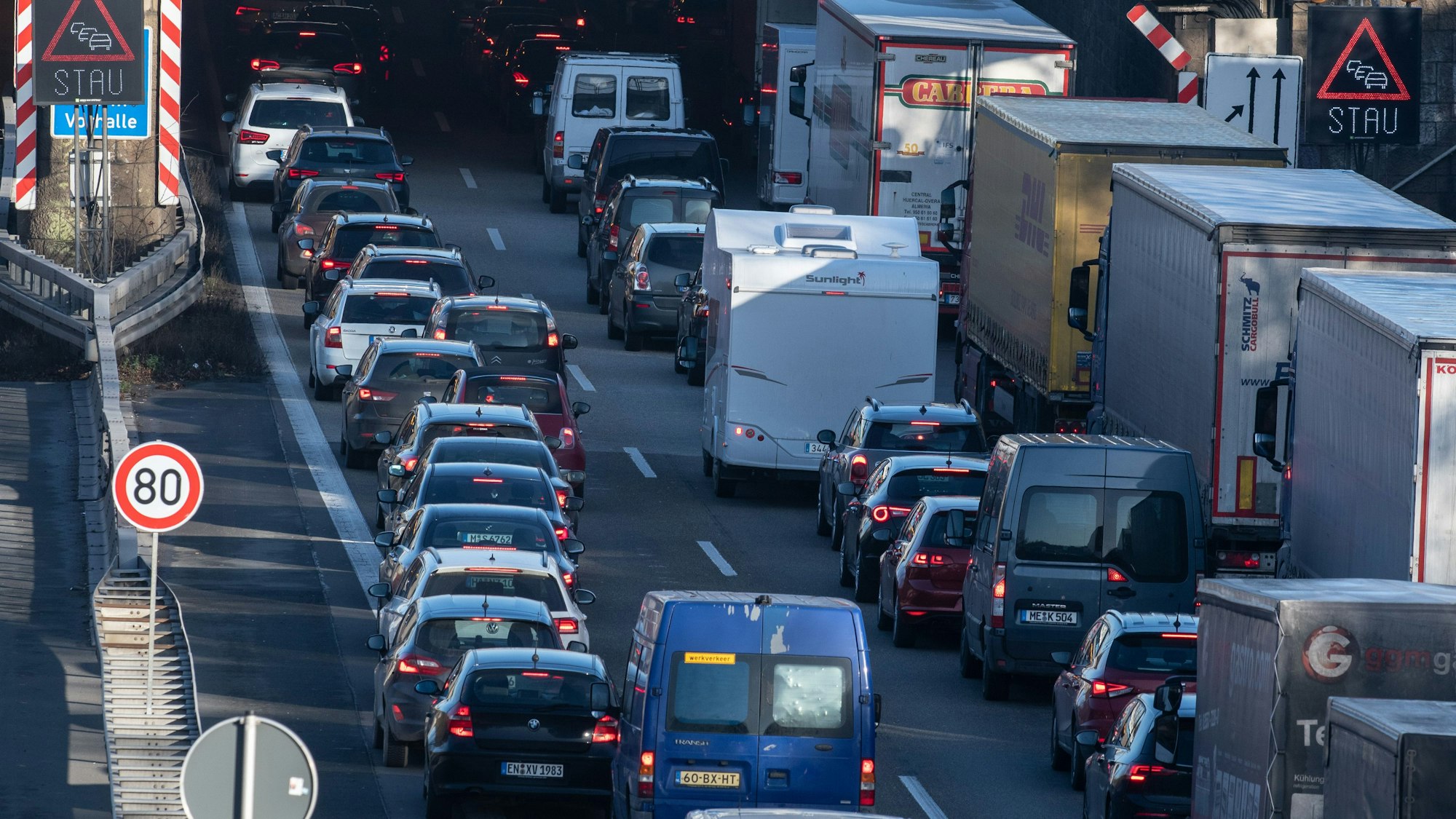 Fahrzeuge stauen sich auf einer Autobahn.