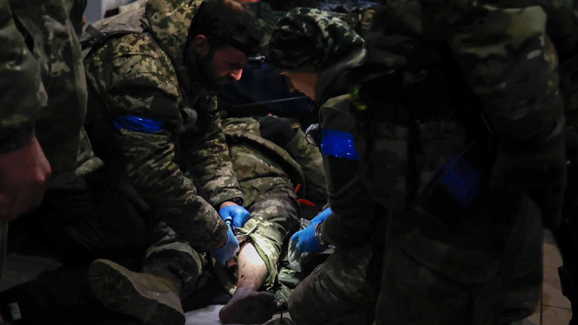 Ukrainische Soldaten leisten einem verwundeten Soldaten Erste Hilfe in einem Unterschlupf in Soldedar (Symbolbild).