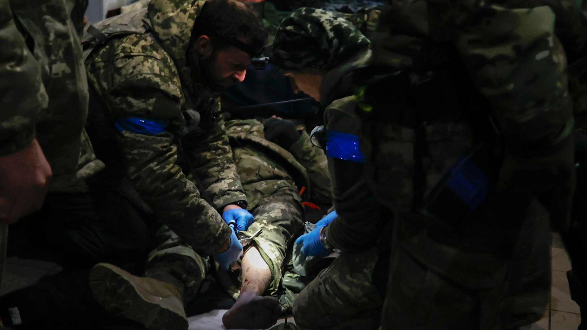 Ukrainische Soldaten leisten einem verwundeten Soldaten Erste Hilfe in einem Unterschlupf in Soldedar (Symbolbild).