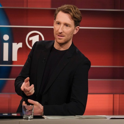 Louis Klamroth am Set von „hart aber fair“