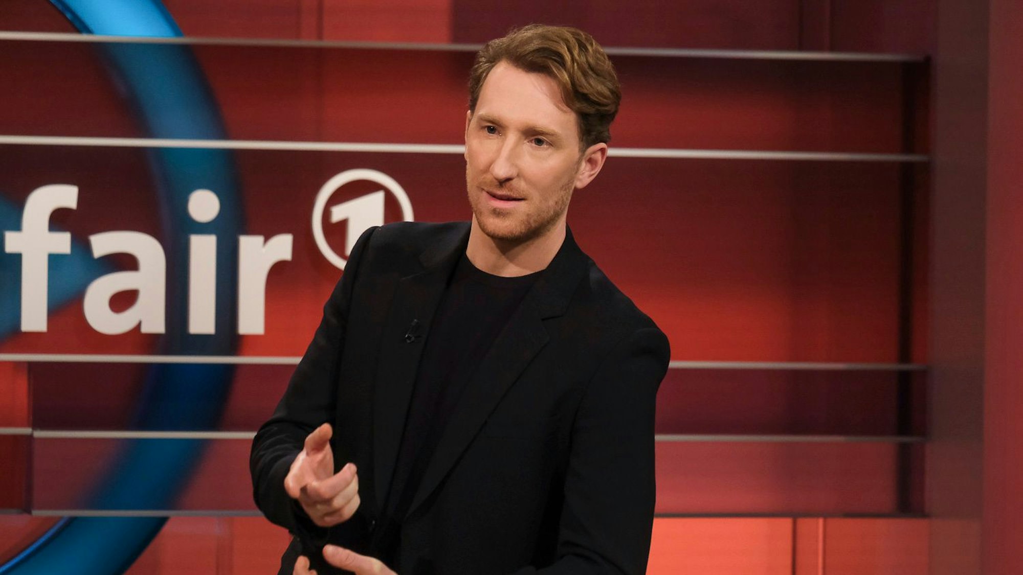 Louis Klamroth am Set von „hart aber fair“