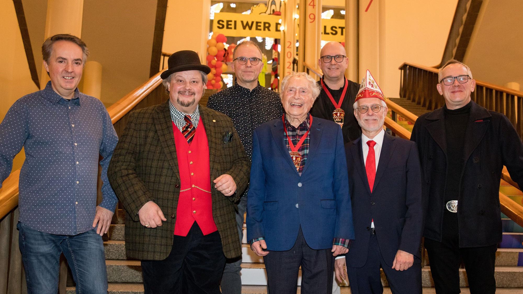 Ludwig Sebus (M.) mit Michael Kokott, Thomas Cüpper, Wolfgang Löhr, Christian Kock, Joachim Wüst und Jörg P. Weber (v.l.)