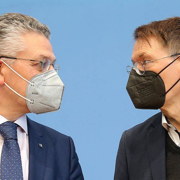 Lothar Wieler (l.), hier mit Bundesgesundheitsminister Karl Lauterbach, legt zum 1. April sein Amt als RKI-Chef nieder.