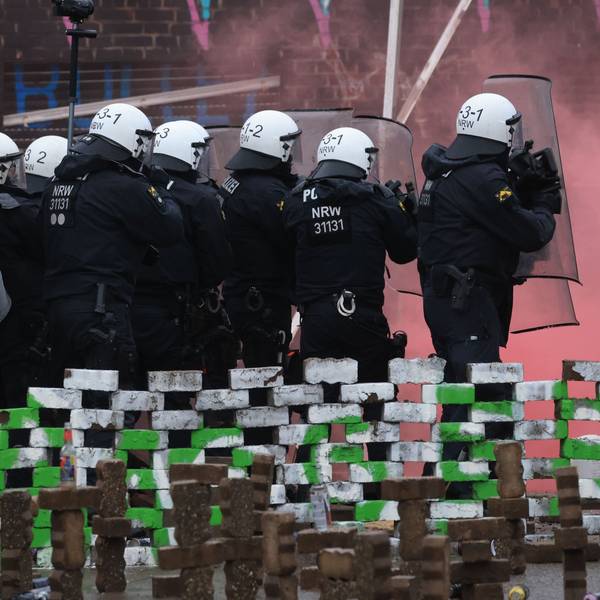 Polizisten rücken in den von Klimaaktivisten besetzten Braunkohleort Lützerath vor.