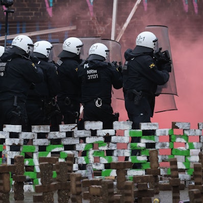 Polizisten rücken in den von Klimaaktivisten besetzten Braunkohleort Lützerath vor.