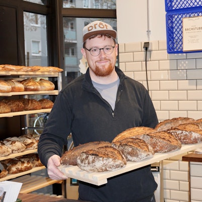 Bäckermeister Alexander Onash hinter der Ladentheke des Prôt-Kontors an der Dürener Straße.
