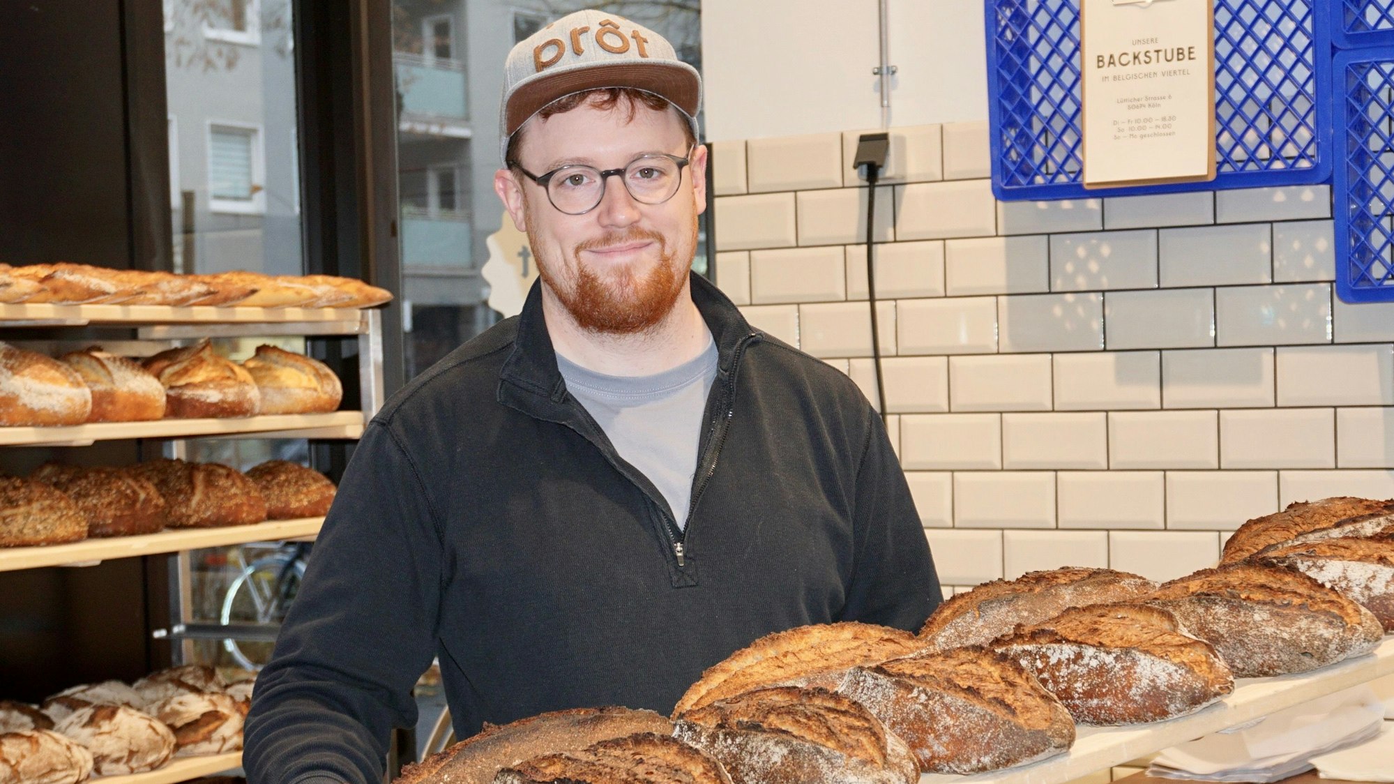 Bäckermeister Alexander Onash hinter der Ladentheke des Prôt-Kontors an der Dürener Straße.