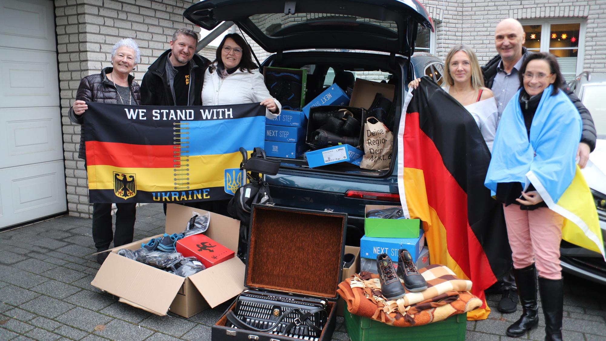 André Seliger und seine Frau Olga, hier im Januar 2023, hatten ihren Neffen zu Besuch, der von den Eitorfer „Klamotten für Bedürftige“ Spenden erhielt, die er direkt nach Kiew fuhr.