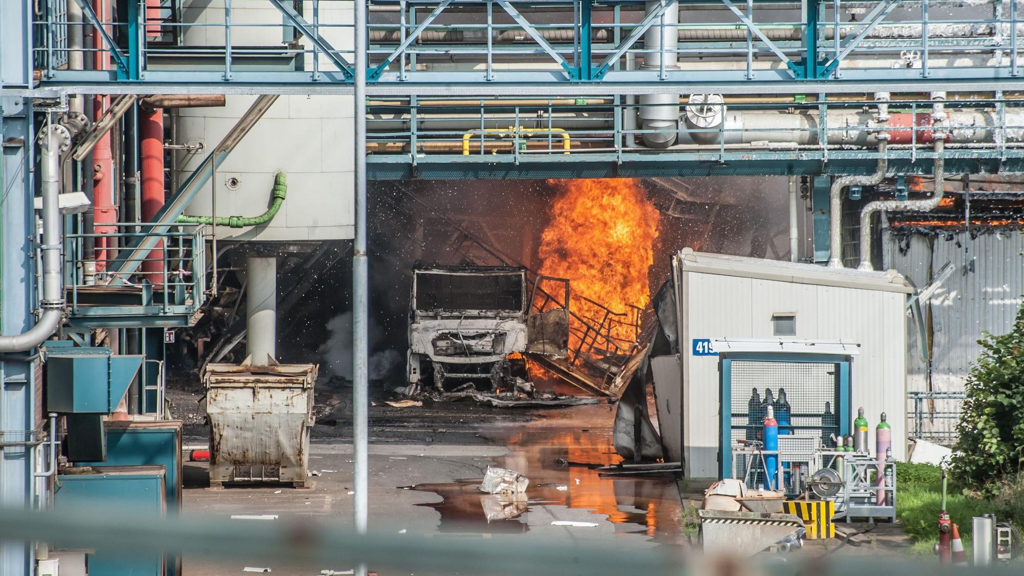 Ein Feuerball ist am 27. Juli 2021 im Tanklager der Bürriger Sondermüll-Verbrennungsanlage zu sehen