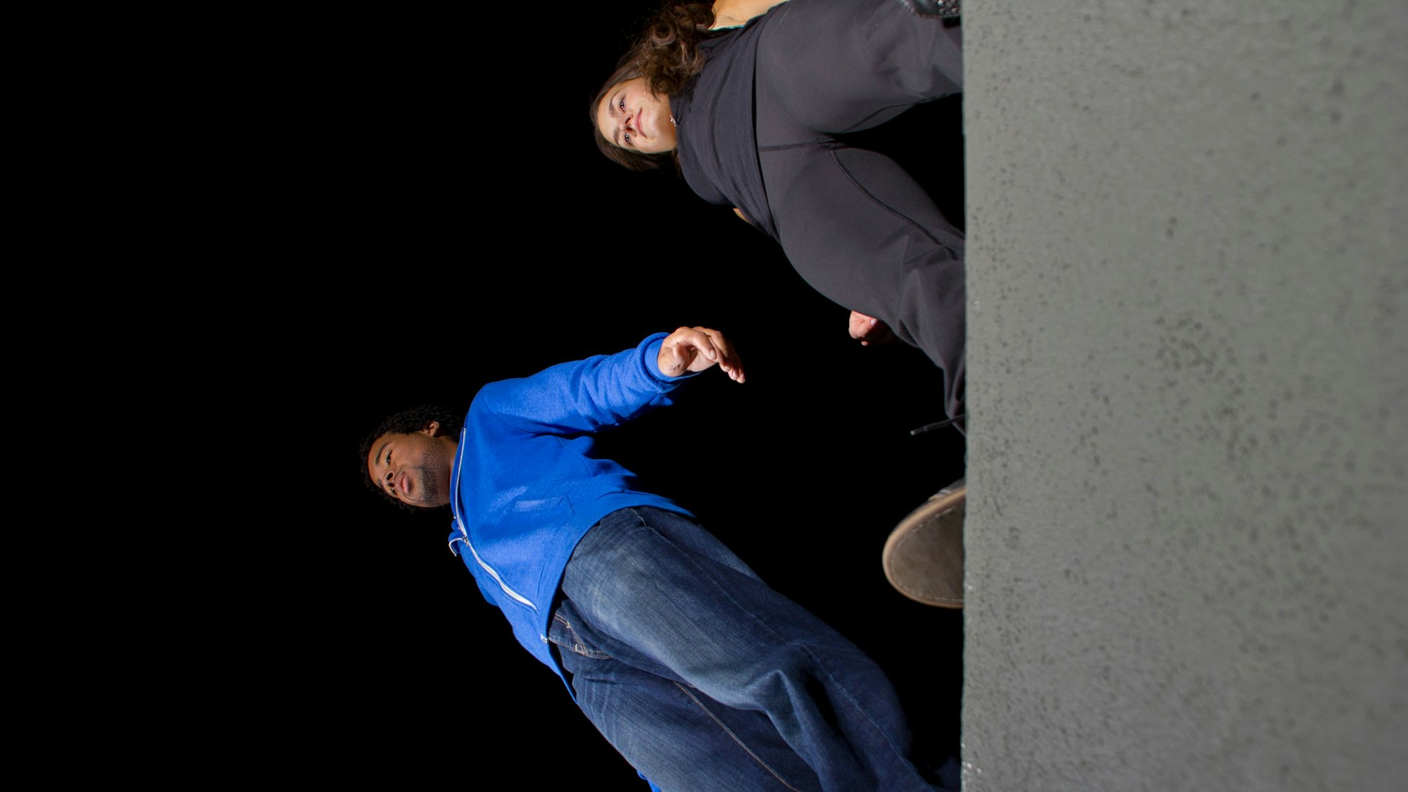 Zwei Jugendliche stehen auf der Dachkante.