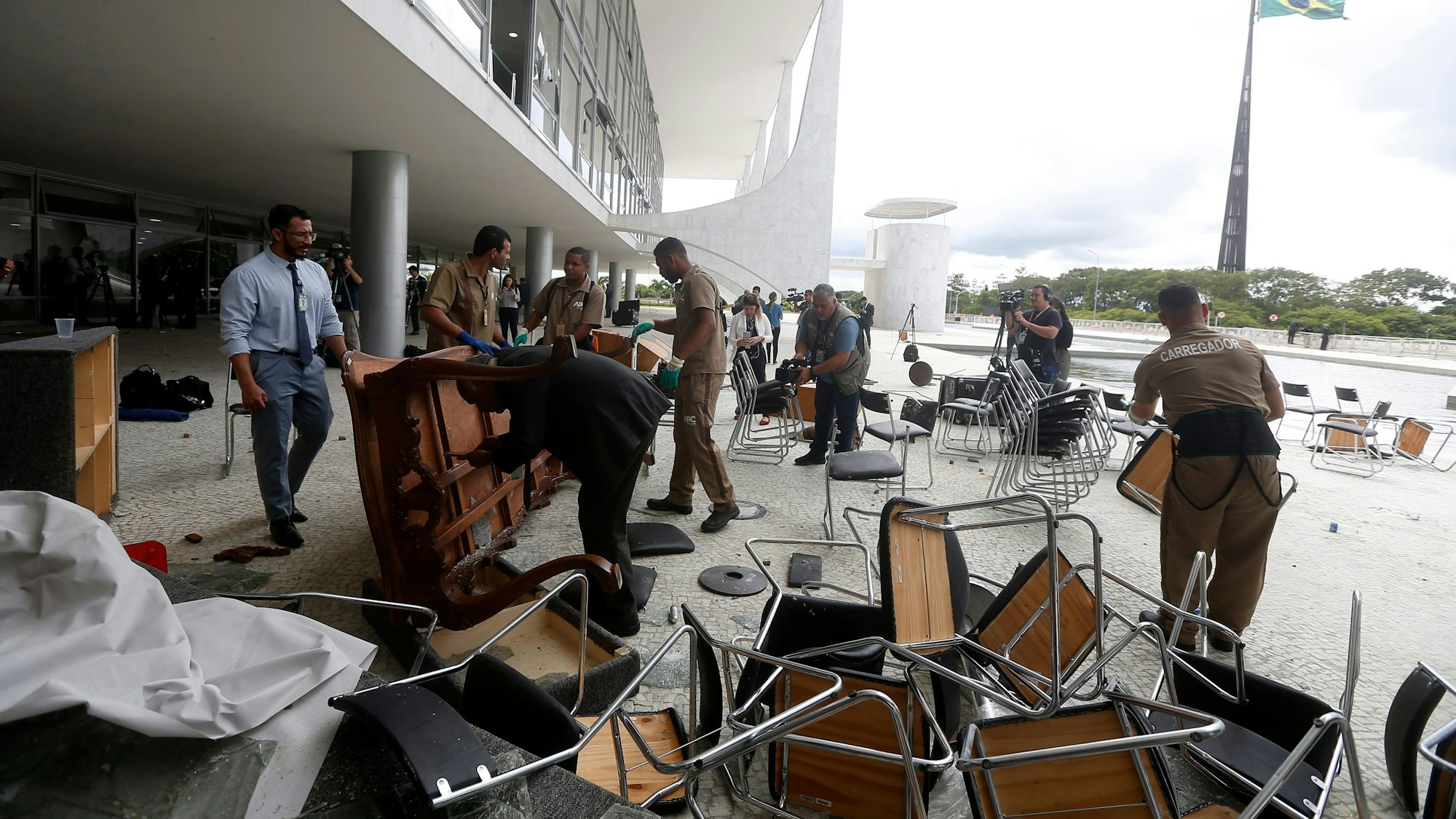 Brasilia: Arbeiter beseitigen beschädigte Möbel vor dem Planalto-Palast