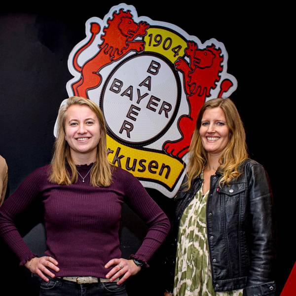 Jessie van den Broeck (Mitte) mit Linda Schöttler (Managerin Frauenfußball) und Achim Feifel (Sportlicher Leiter)