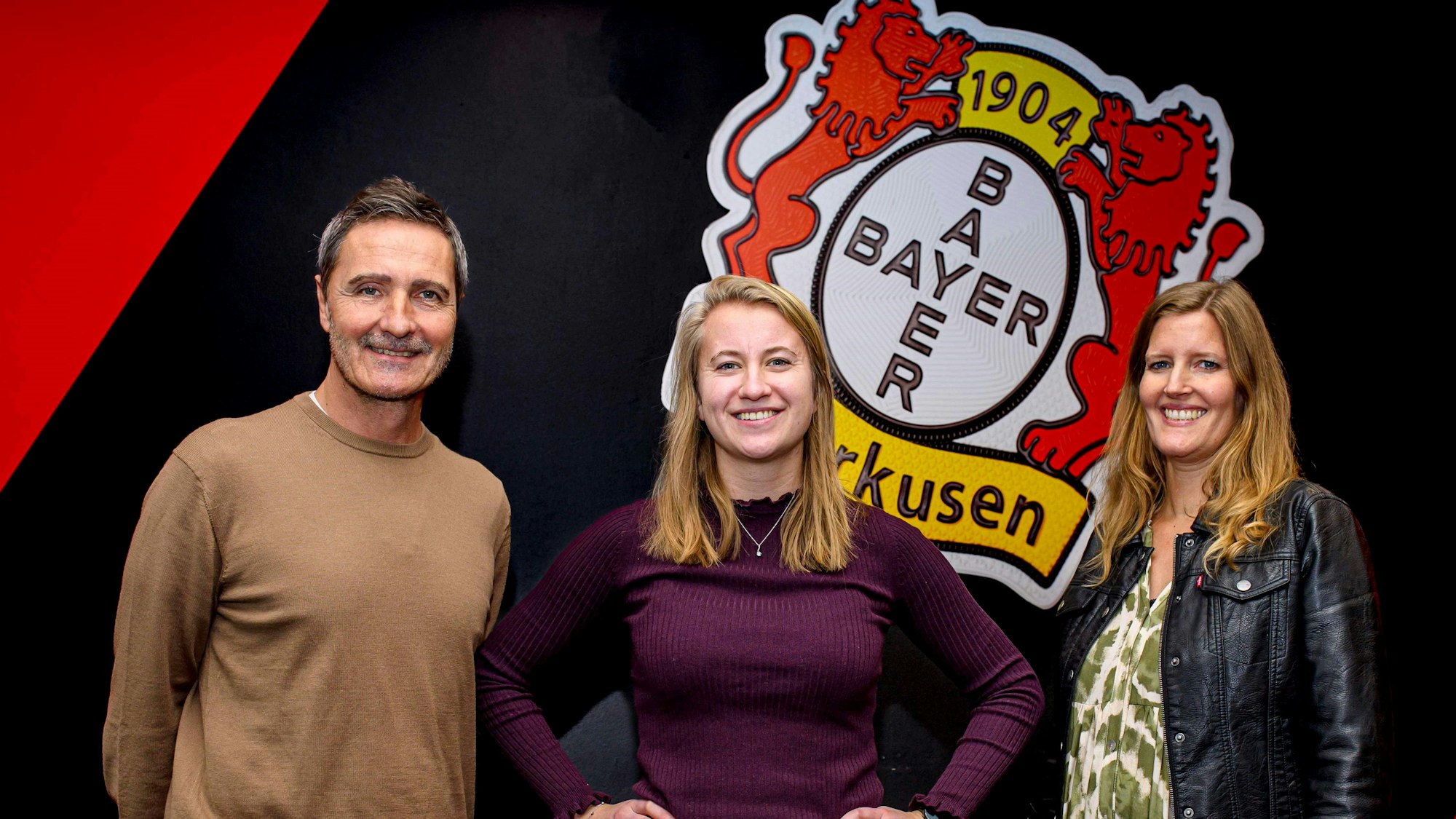 Jessie van den Broeck (Mitte) mit Linda Schöttler (Managerin Frauenfußball) und Achim Feifel (Sportlicher Leiter)