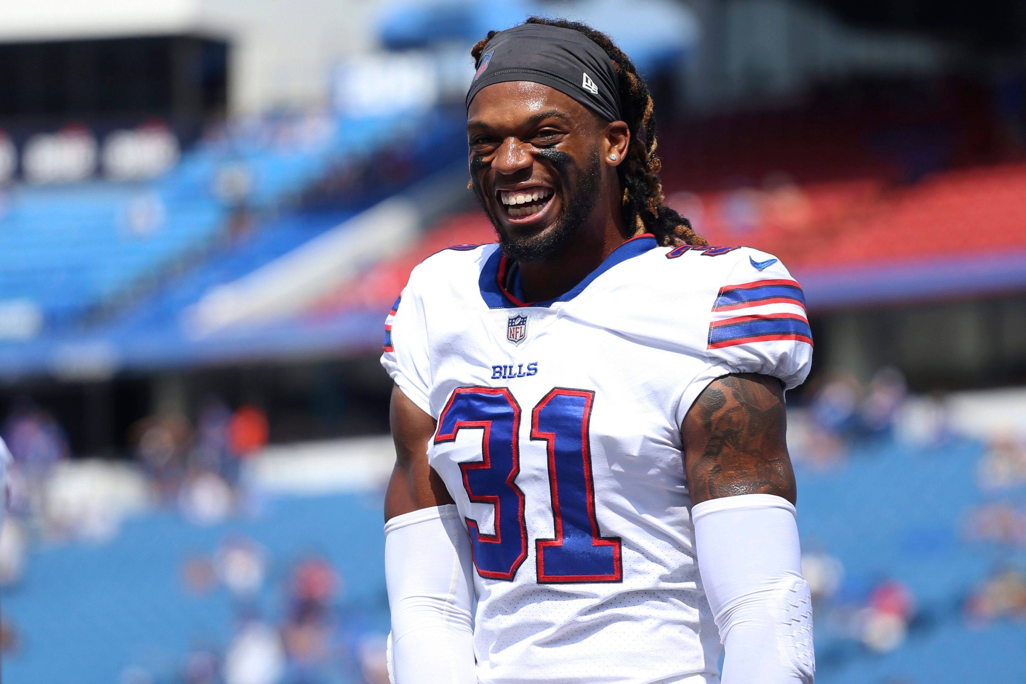 Footballprofi Damar Hamlin von den Buffalo Bills grinst