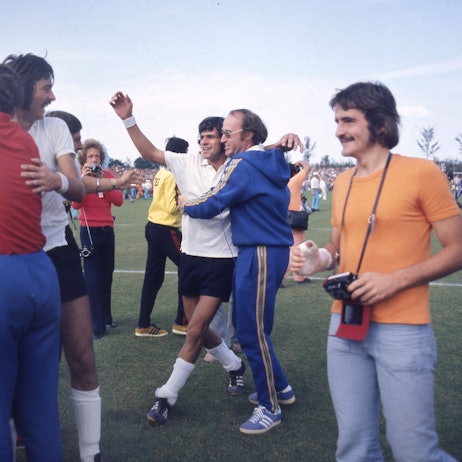 Nach dem Hockeyfinale der Olympischen Spiele 1972 in München jubelt Bundestrainer Werner Delmes aus Köln mit seinen Spielern, die Pakistan im Finale besiegt haben.
