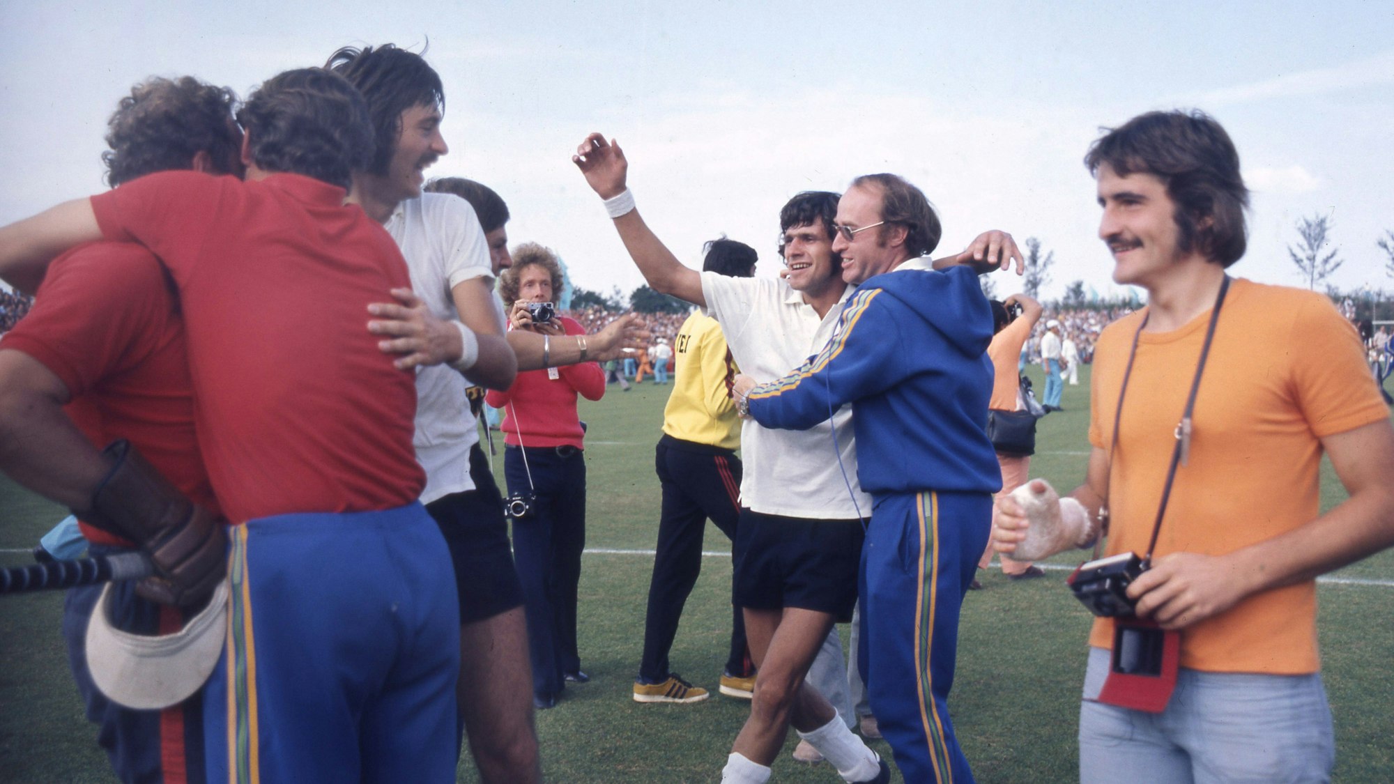 Nach dem Hockeyfinale der Olympischen Spiele 1972 in München jubelt Bundestrainer Werner Delmes aus Köln mit seinen Spielern, die Pakistan im Finale besiegt haben.