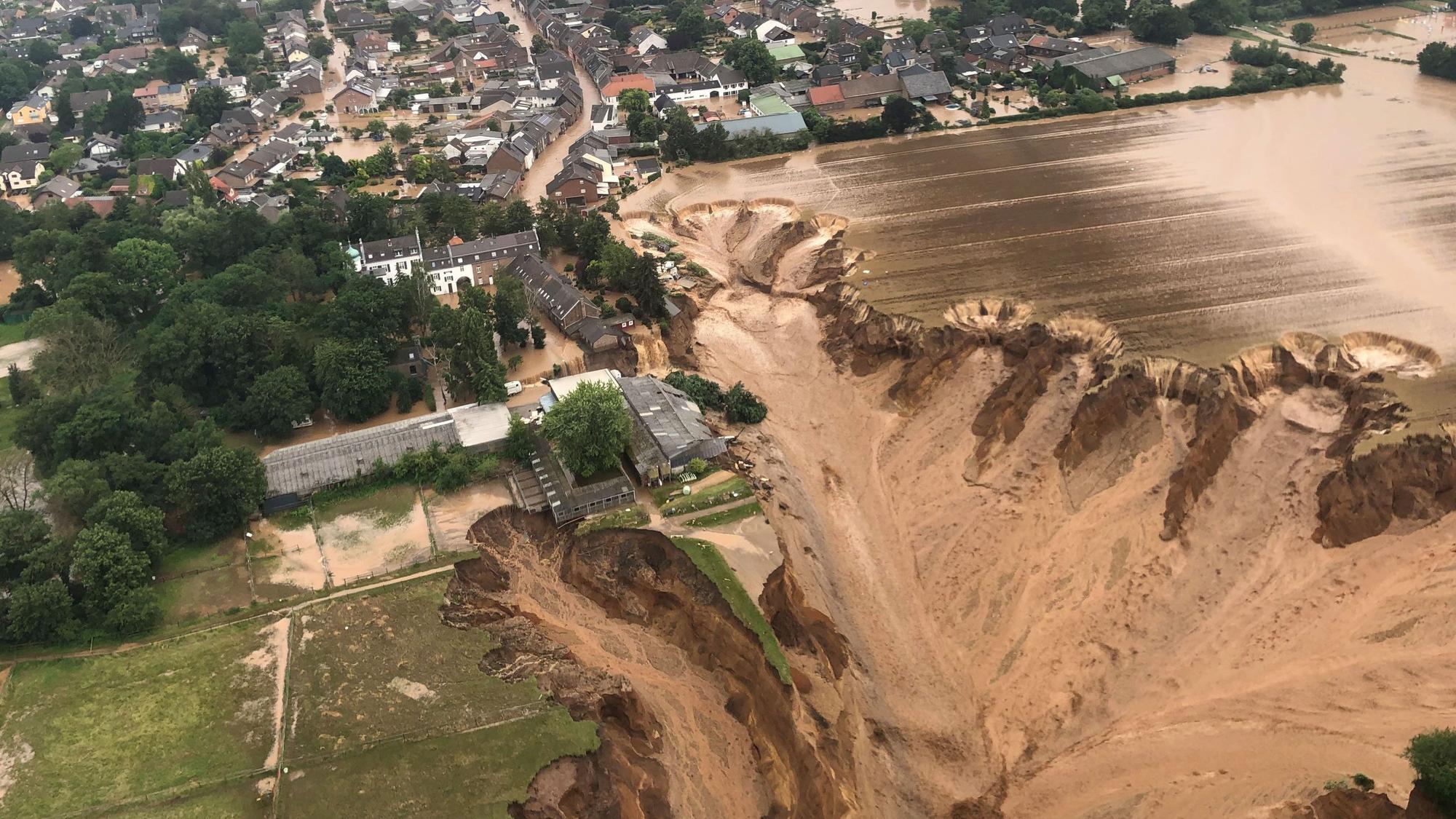 Das Gelände neben der Kiesgrube in Erftstadt-Blessem, neben der sich bei der Hochwasserkatastrophe ein Krater gebildet hatte, Mitte Juli 2021 aus der Luft