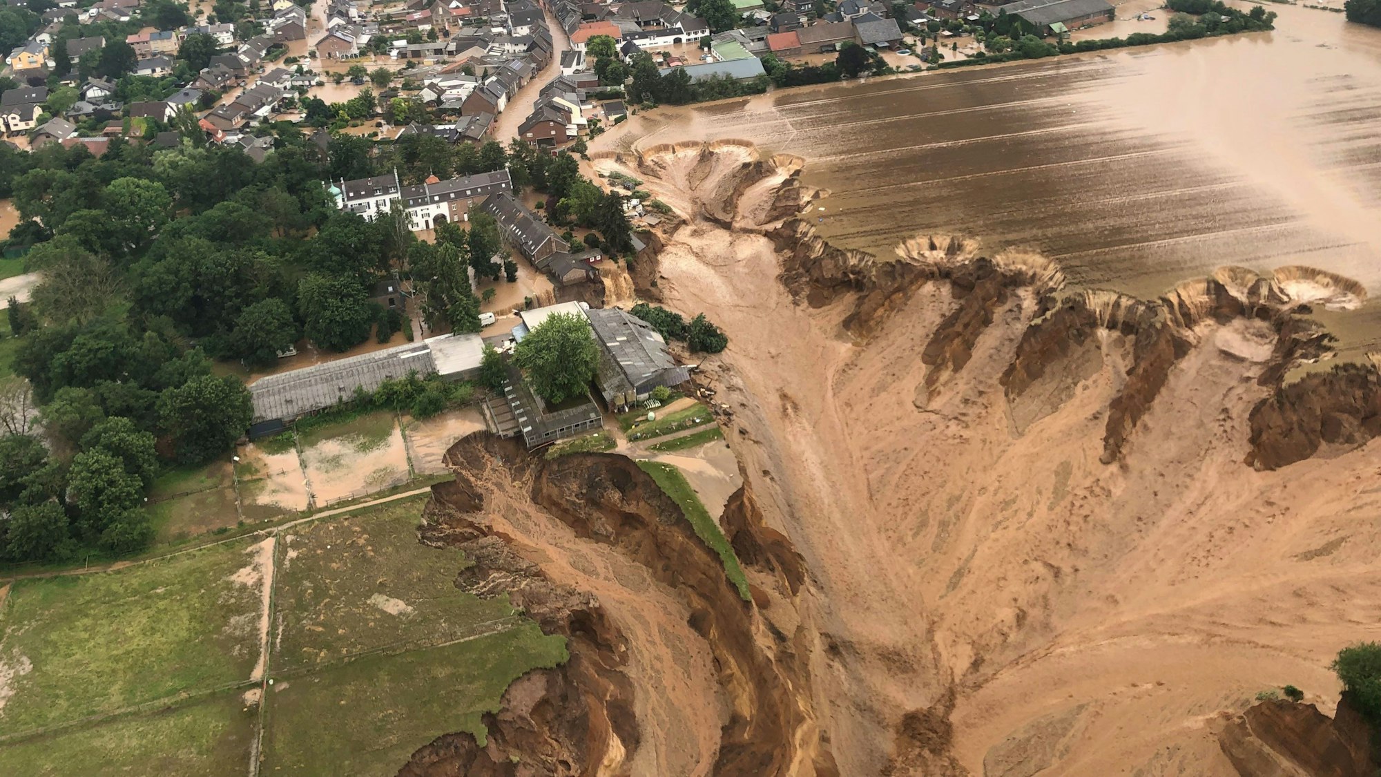 Ein Foto, das die Bezirksregierung Köln über Twitter verbreitete, zeigt Überschwemmungen in Erftstadt-Blessem.