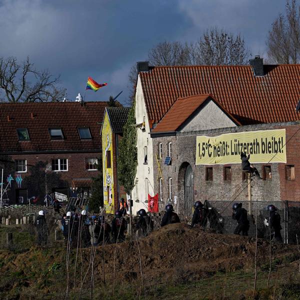 Polizisten räumen das Dorf Lützerath.