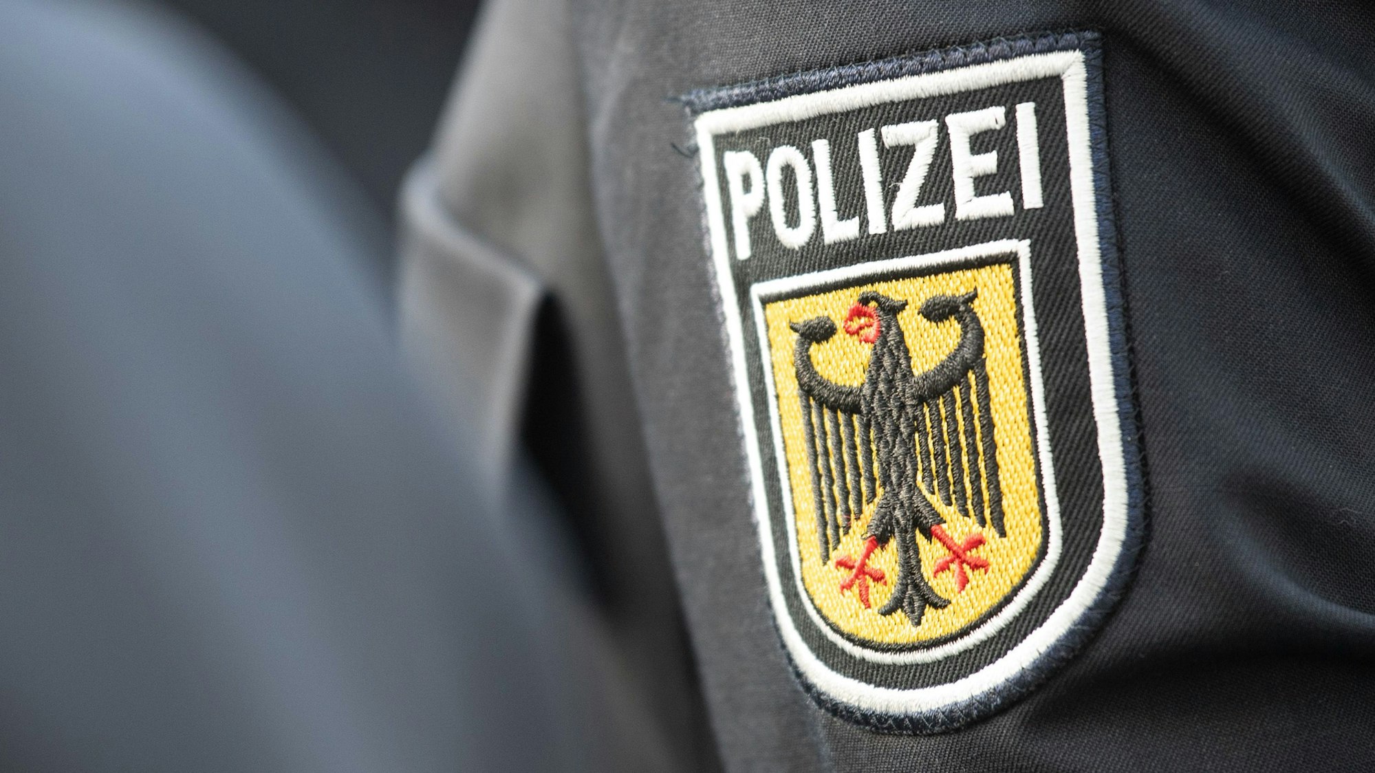 Ein Polizeiabzeichen auf einem Ärmel eines Bundespolizisten