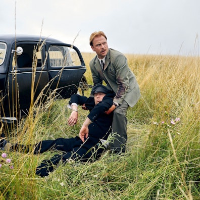 Schauspieler Max Riemelt (r.) in einer Szene der ARD-Serie „Bonn - Alte Freunde, neue Feinde“.