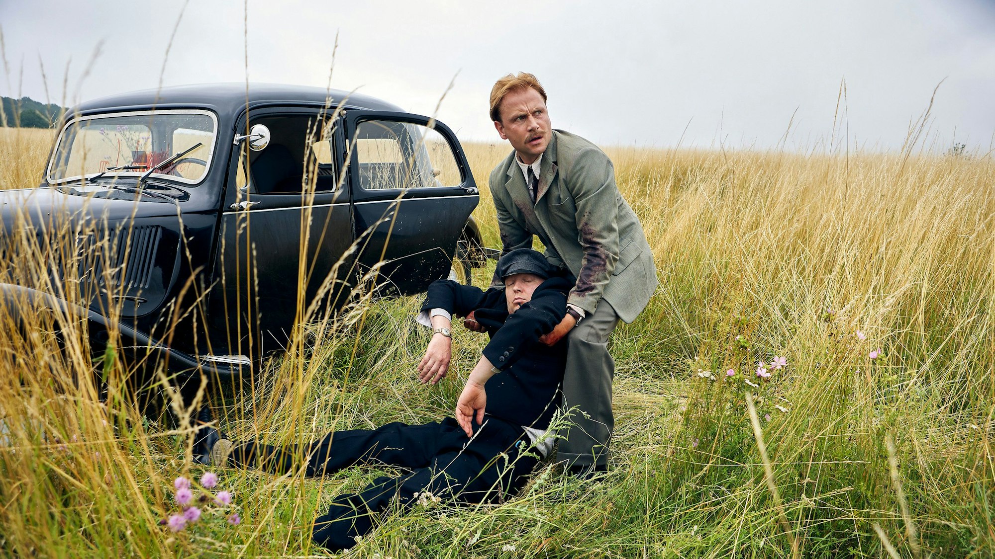 Schauspieler Max Riemelt (r.) in einer Szene der ARD-Serie „Bonn - Alte Freunde, neue Feinde“.