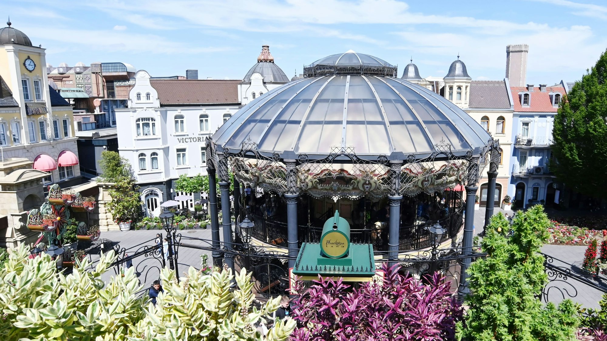 Blick auf das Karussell und den Eingangsbereich des Phantasialands.