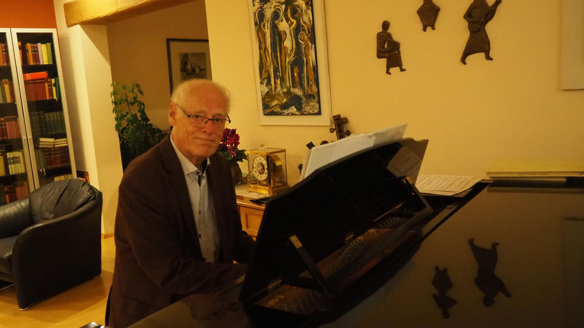 Der Lechenicher Ulrich Harbecke, hier im Januar 2023, sitzt an seinem Flügel.