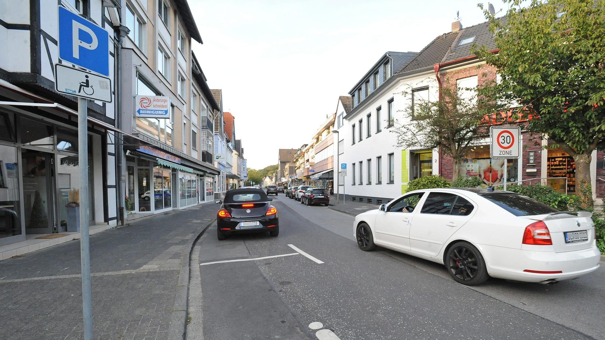 Ein Auto fährt in die menschenleere Gartenstraße ein.