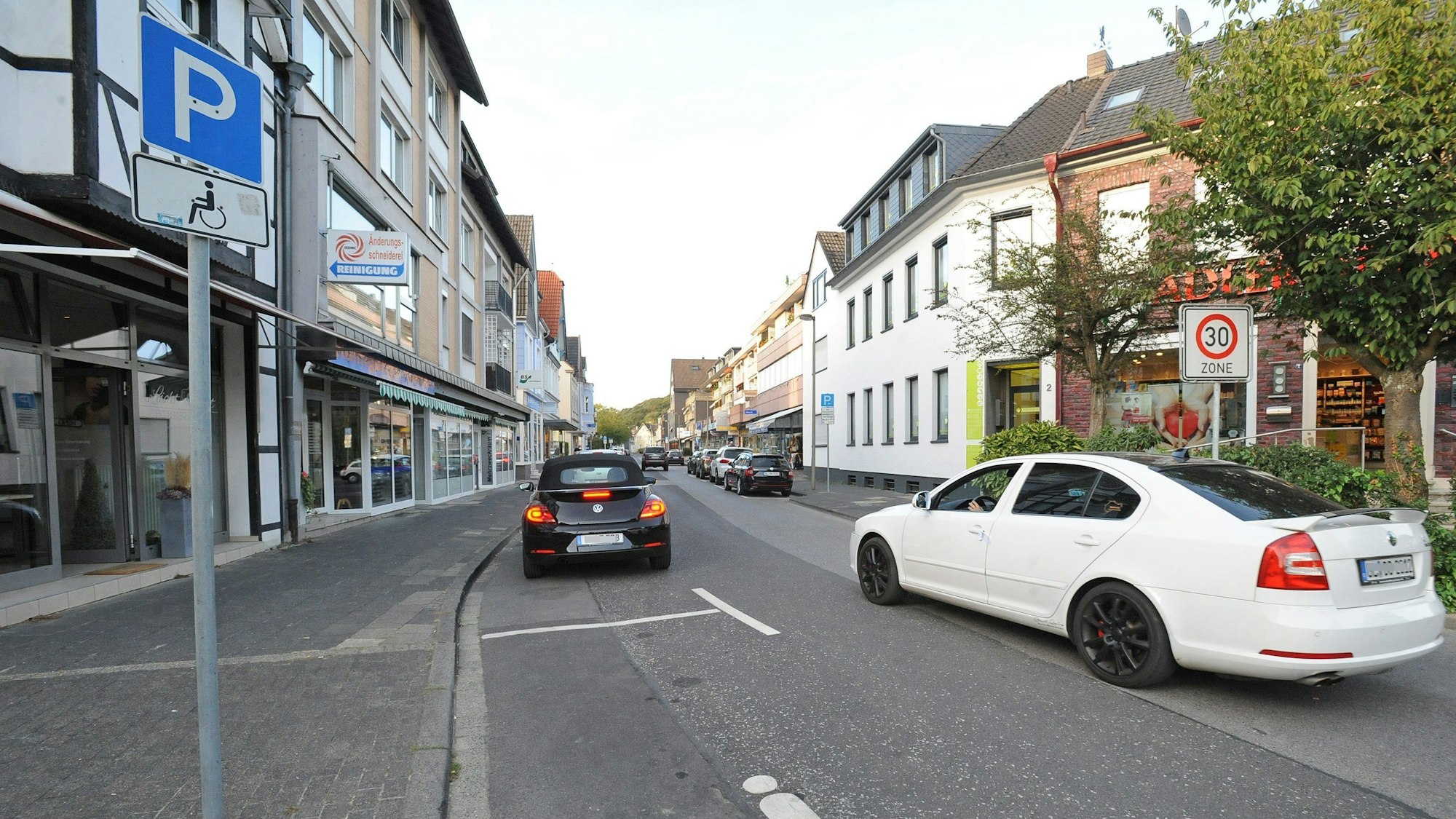 Ein Auto fährt in die menschenleere Gartenstraße ein.
