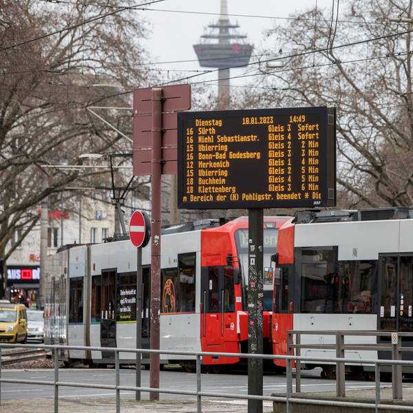 Hier sind Straßenbahnen am Barbarossaplatz zu sehen.