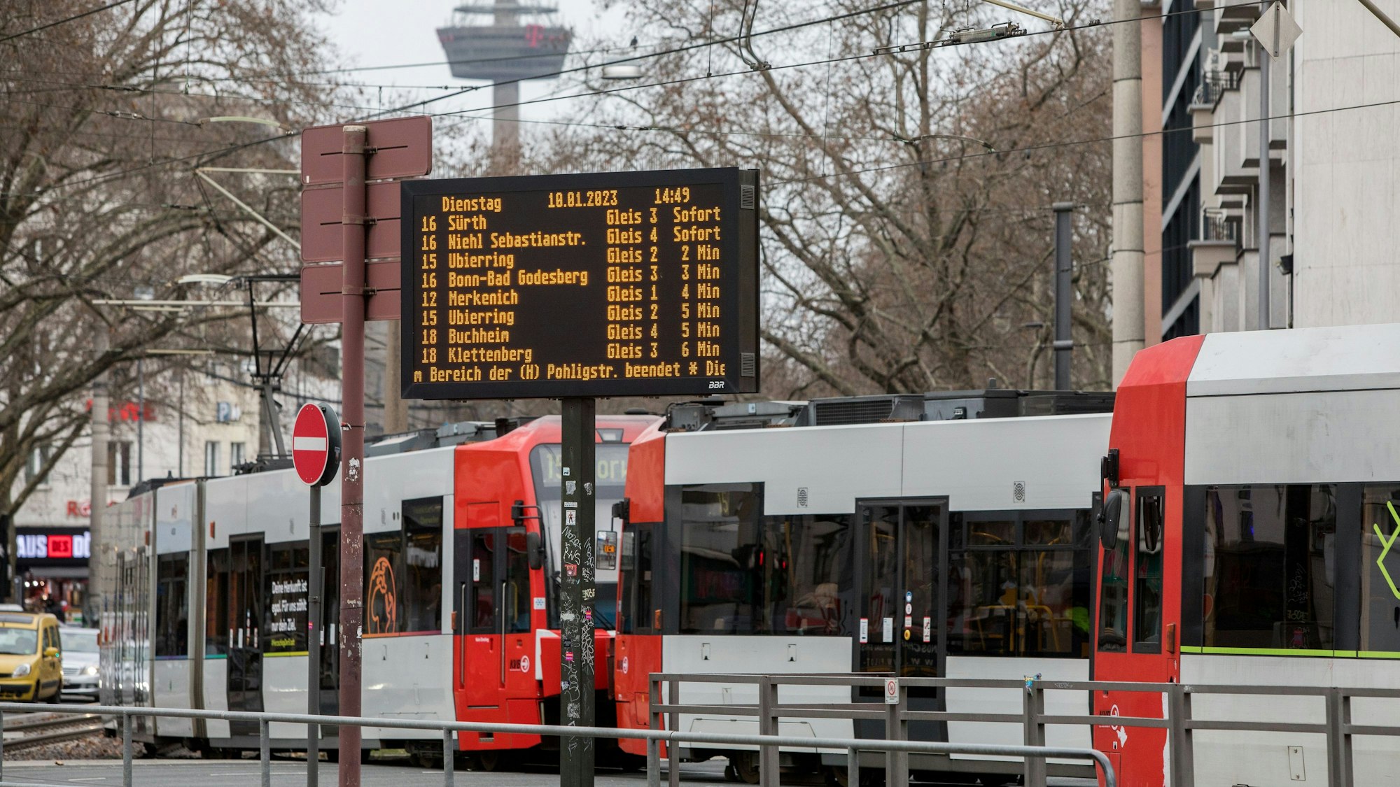 Eine Bahn der Kölner Verkehrs-Betriebe an der Haltestelle Barbarossaplatz