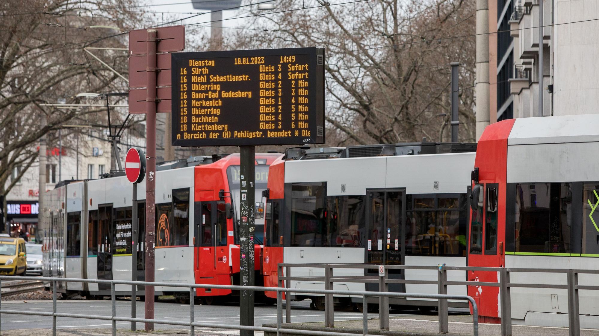 Hier sind Straßenbahnen am Barbarossaplatz zu sehen.