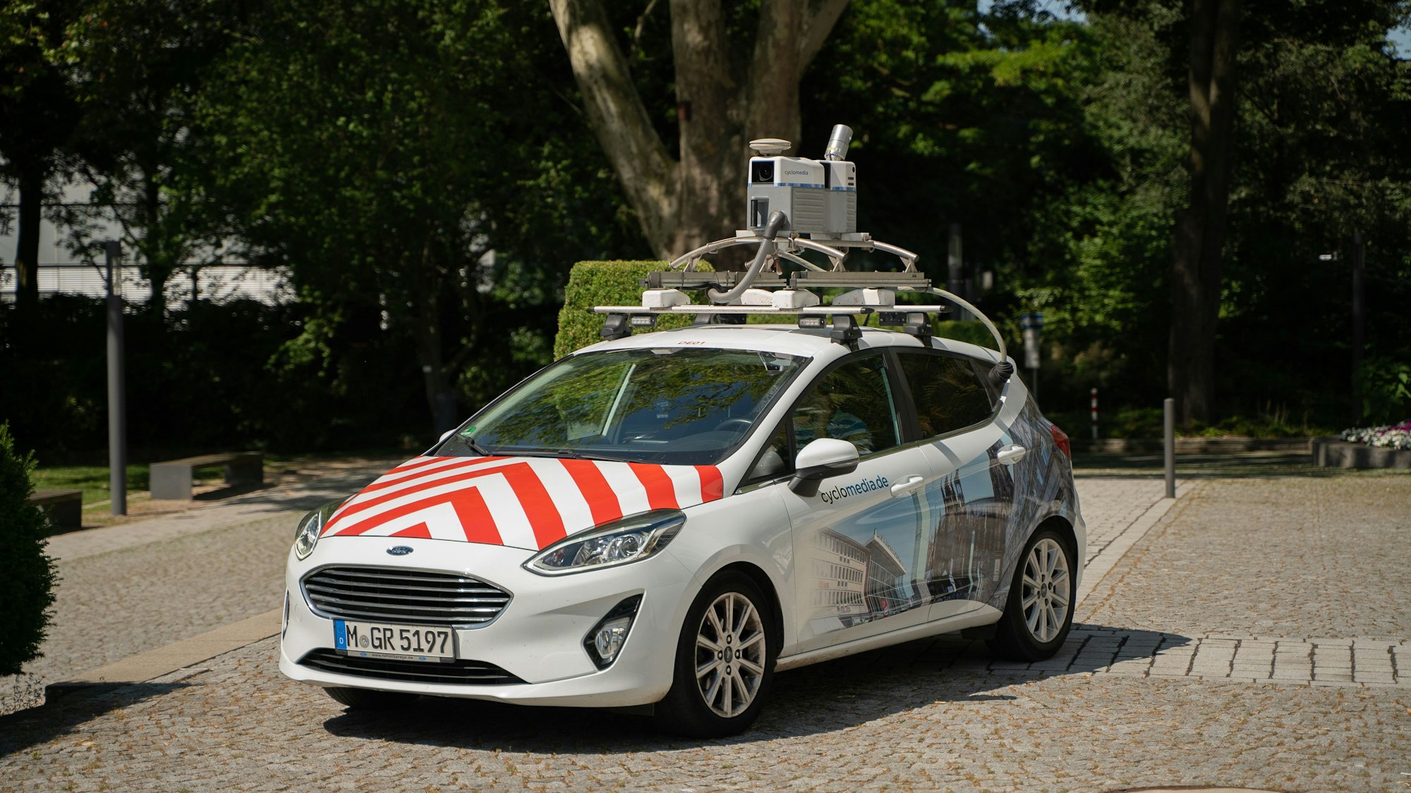 Ein Fahrzeug der Firma Cyclo Media Deutschland mit Kameraausstattung