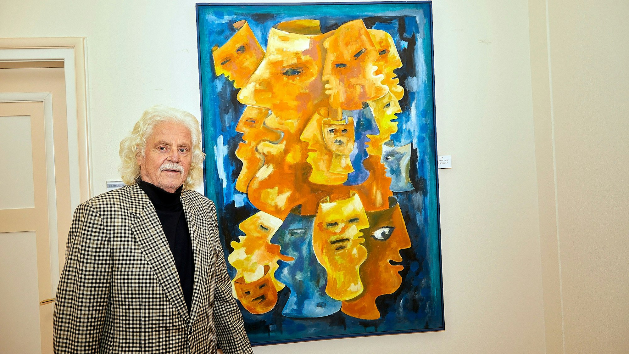 Franz Kruse steht vor einem seiner Werke im Schleidener Rathaus.