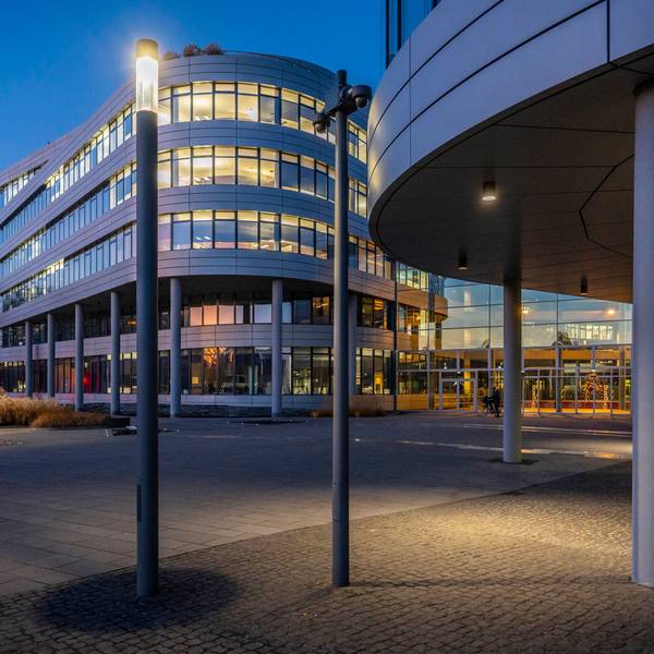 Die Zentrale der Rhein-Energie AG am Parkgürtel am Abend.
