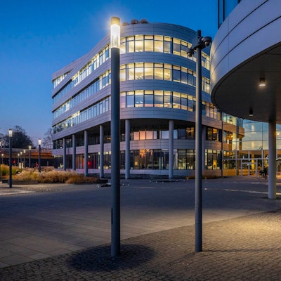 Die Zentrale der Rhein-Energie AG am Parkgürtel am Abend.